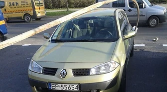 Latarnia przewróciła się na samochód 