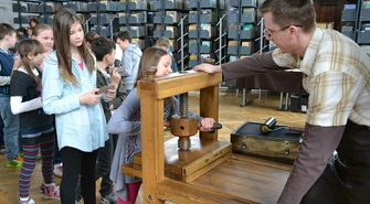 Lekcja z historii drukarstwa w Miejskiej Bibliotece Publicznej
