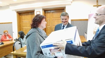 Przekazali sprzęt komputerowy ponad stu rodzinom