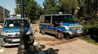 Samochód Straży Miejskiej wjechał na chodnik i staranował znak drogowy