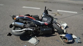 Motorowerzysta ranny po zderzeniu z samochodem