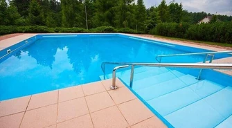 Mieszkańcy mogą się ochłodzić w basenie (odkrytym) 