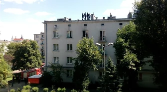 Mężczyzna próbował wyskoczyć z okna (video) - aktualizacja