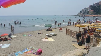 Za krótkie łóżko, za twardy piasek, za duży upał, czyli na co narzekamy na wakacjach