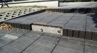 Sypie się podest przy piotrkowskiej fontannie 