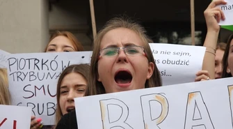 Krzysztof Krawczyk też jadł pączki! Piotrkowska młodzież daje rządowi czarną kartkę