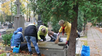 „Płomyk pamięci”, czyli jesienne sprzątanie grobów 