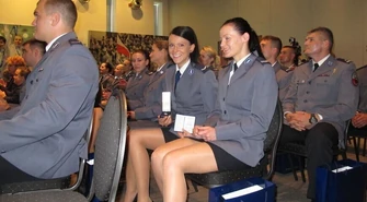 Mistrzyni taekwon-do nosi mundur 