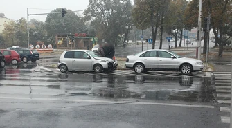 Trudne warunki na drogach. Kolizja w Al. Kopernika