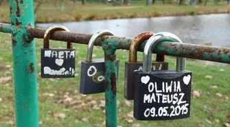 Plac zabaw, siłownia i taras w parku Belzackim 