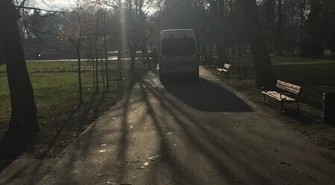 Radiowozy jeżdżą po parkowych alejkach 