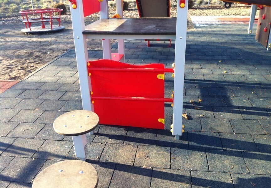 Zdjęcie 1: Plac zabaw przy ul. Budki zniszczony. Potrzebny monitoring? 