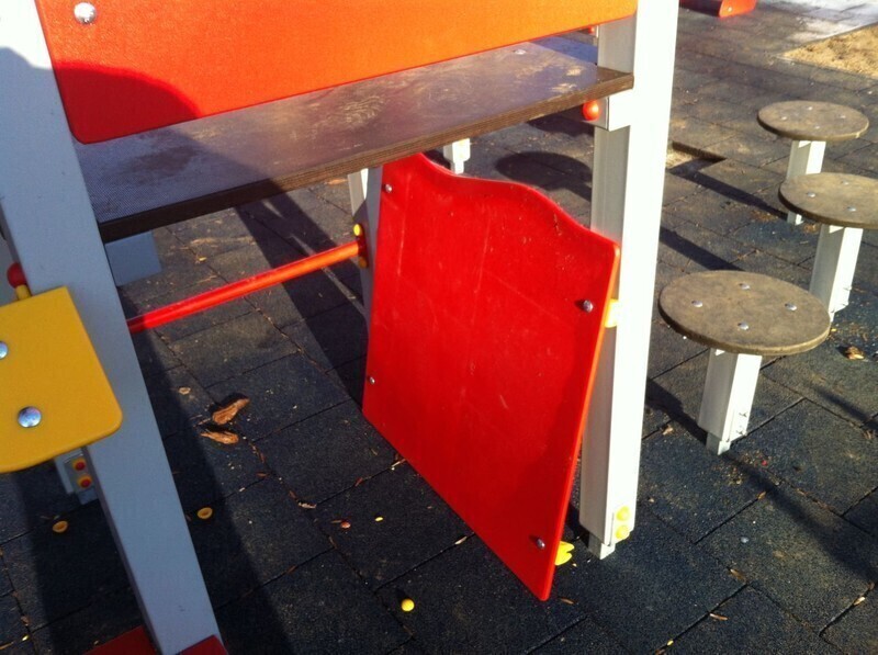 Zdjęcie 2: Plac zabaw przy ul. Budki zniszczony. Potrzebny monitoring? 