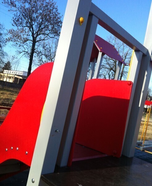 Zdjęcie 3: Plac zabaw przy ul. Budki zniszczony. Potrzebny monitoring? 