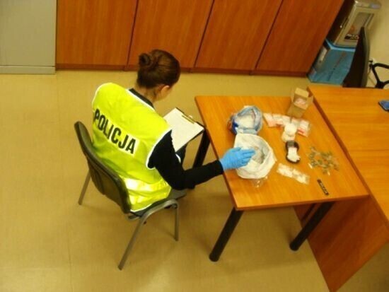 Dwa kilogramy narkotyków w mieszkaniu 33-letniej mieszkanki Tomaszowa