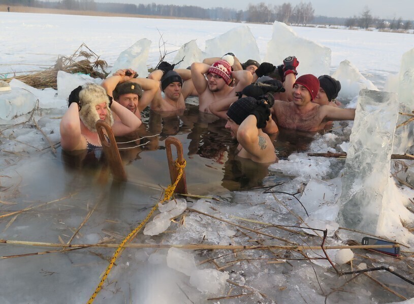 Kąpali się w przeręblu