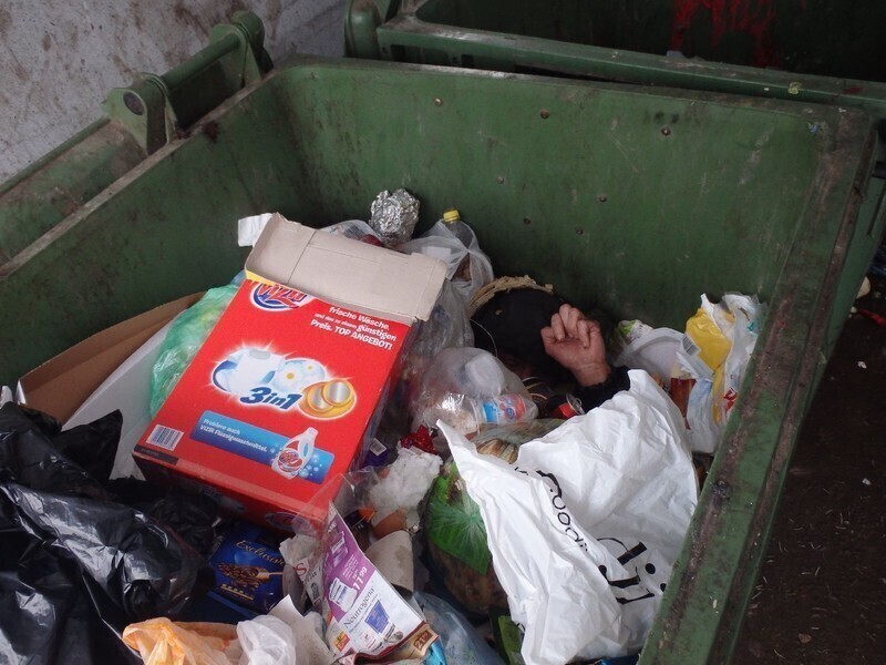 Mieszkaniec znalazł bezdomnego w śmietniku