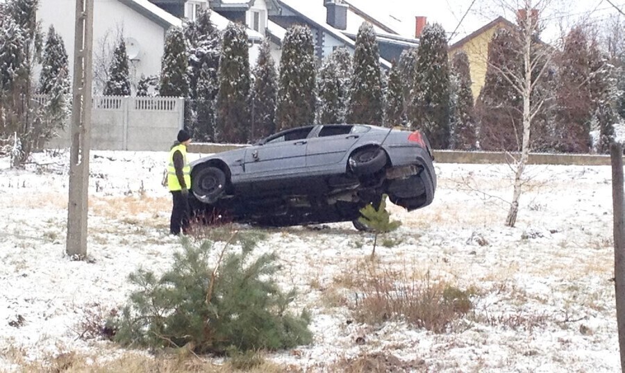 Zdjęcie 1: BMW dachowało. Jedna osoba nie żyje