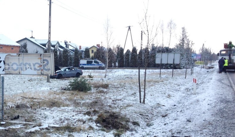 Zdjęcie 2: BMW dachowało. Jedna osoba nie żyje