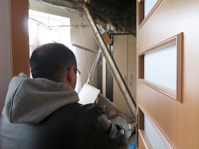 Zdjęcie 2: W mieszkaniu runął sufit. W środku była 4-osobowa rodzina [AKTUALIZACJA]