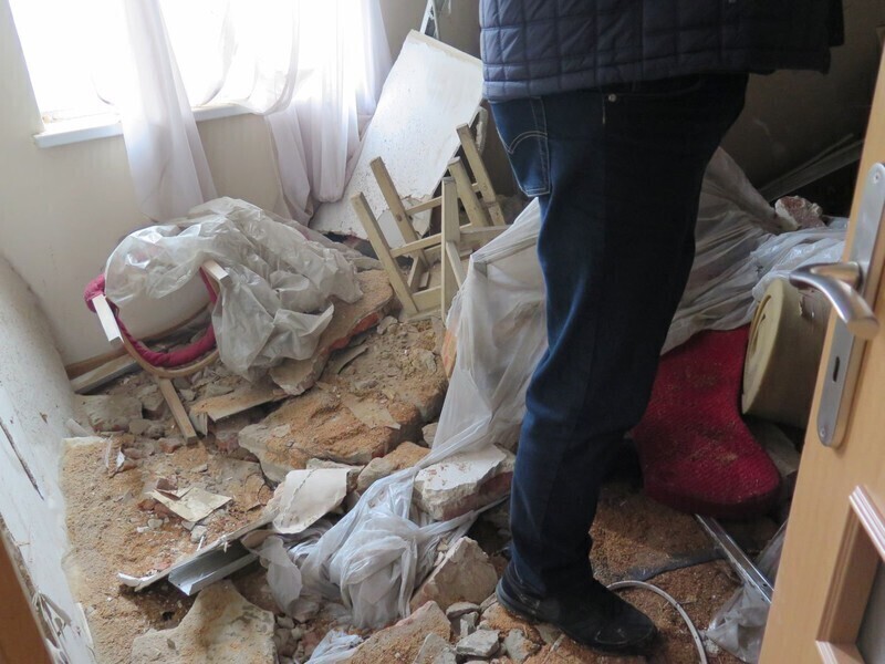 Zdjęcie 3: W mieszkaniu runął sufit. W środku była 4-osobowa rodzina [AKTUALIZACJA]