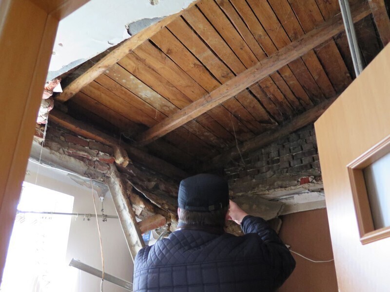 Zdjęcie 4: W mieszkaniu runął sufit. W środku była 4-osobowa rodzina [AKTUALIZACJA]