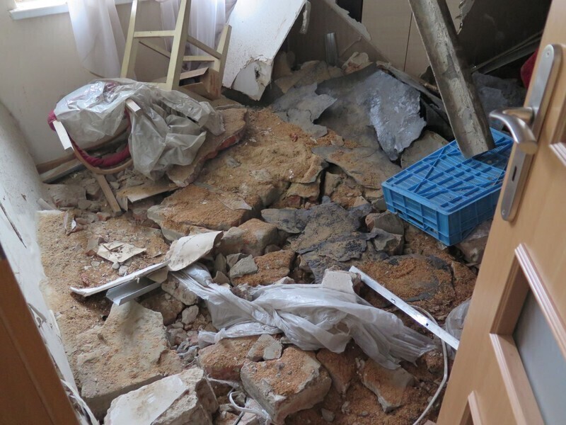 Zdjęcie 6: W mieszkaniu runął sufit. W środku była 4-osobowa rodzina [AKTUALIZACJA]