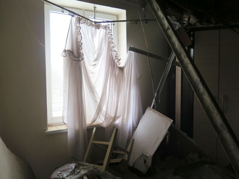 Zdjęcie 7: W mieszkaniu runął sufit. W środku była 4-osobowa rodzina [AKTUALIZACJA]