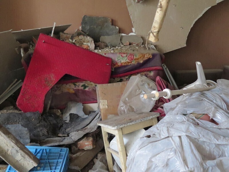 Zdjęcie 8: W mieszkaniu runął sufit. W środku była 4-osobowa rodzina [AKTUALIZACJA]