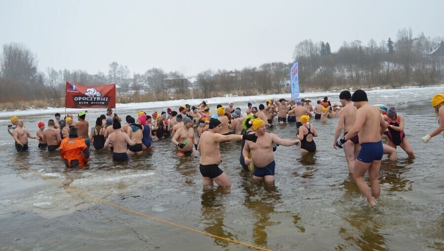 Zdjęcie 1: Najpierw bieg, potem kąpiel w lodowatej Pilicy 