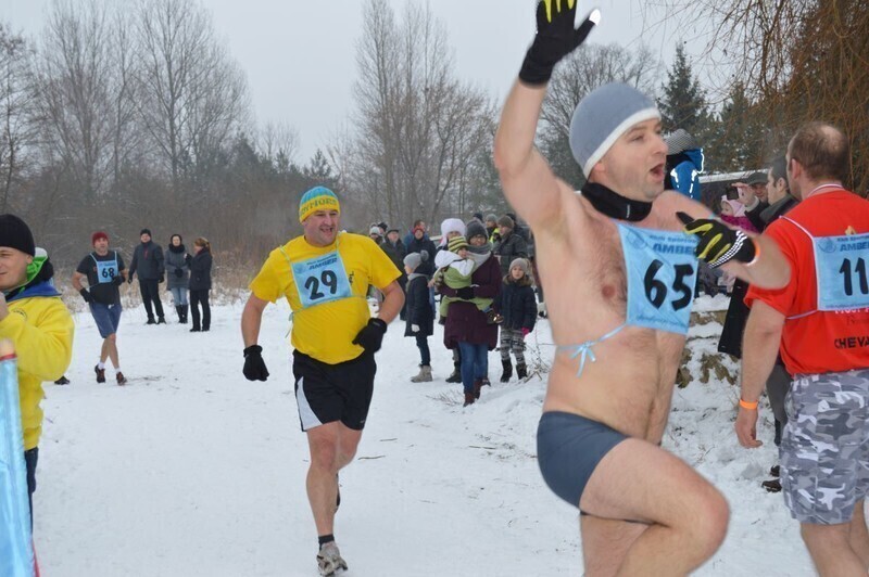 Zdjęcie 2: Najpierw bieg, potem kąpiel w lodowatej Pilicy 