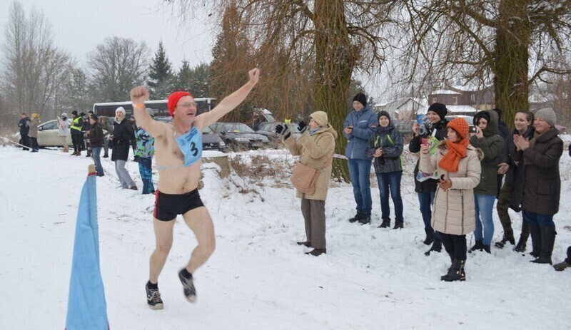 Zdjęcie 4: Najpierw bieg, potem kąpiel w lodowatej Pilicy 