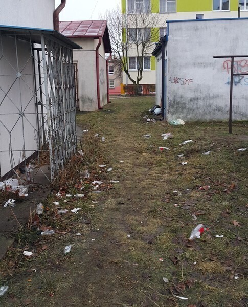 Zdjęcie 1: Ul. Belzacka: Kto sprzątnie śmieci? 
