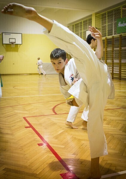 Mama nie patrzy jak go biją