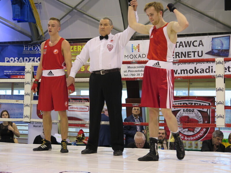 Skrzyżowali rękawice na moszczenickiej ziemi