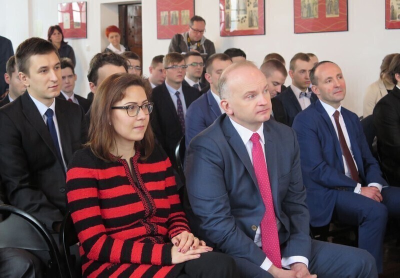 Zdjęcie 3: Absolwenci Haeringa odbierali dyplomy na Zamku 