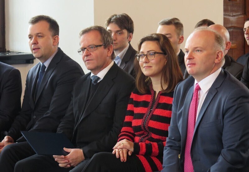 Zdjęcie 9: Absolwenci Haeringa odbierali dyplomy na Zamku 