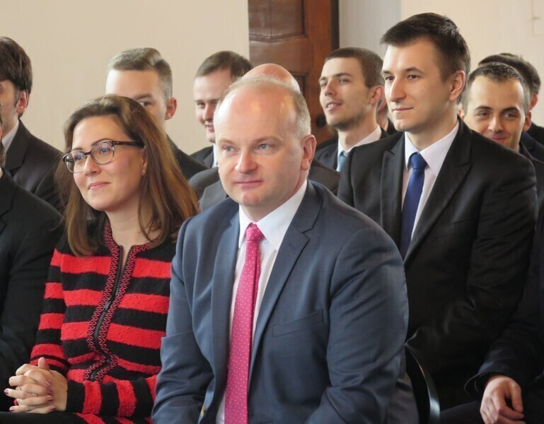 Zdjęcie 11: Absolwenci Haeringa odbierali dyplomy na Zamku 