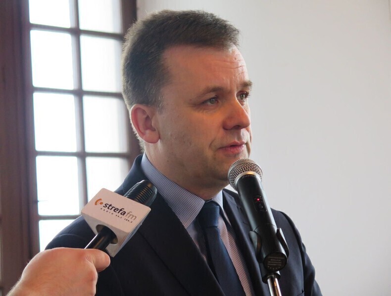 Zdjęcie 12: Absolwenci Haeringa odbierali dyplomy na Zamku 