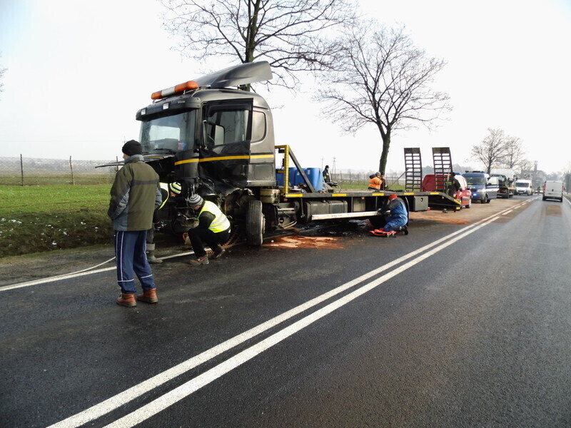 Zdjęcie 3: Wypadek w Srocku - kierowca walczy o życie [ZDJĘCIA]