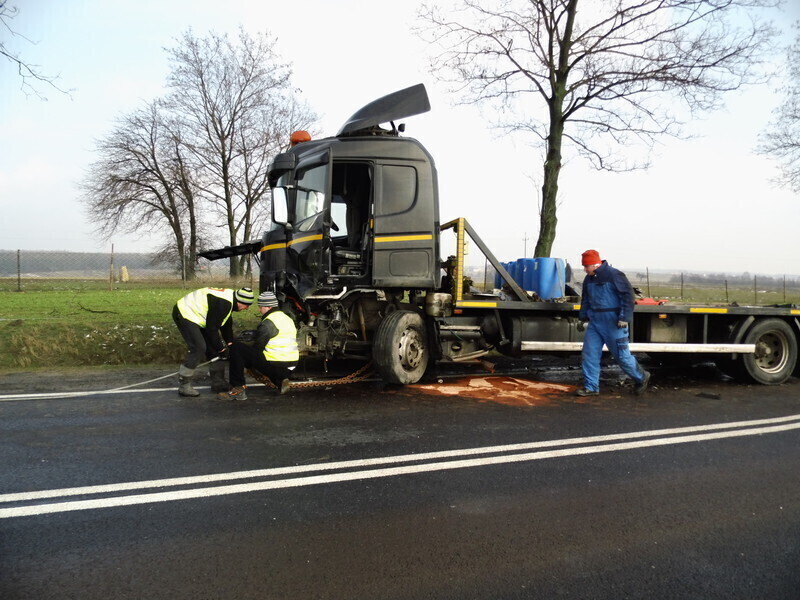 Zdjęcie 4: Wypadek w Srocku - kierowca walczy o życie [ZDJĘCIA]