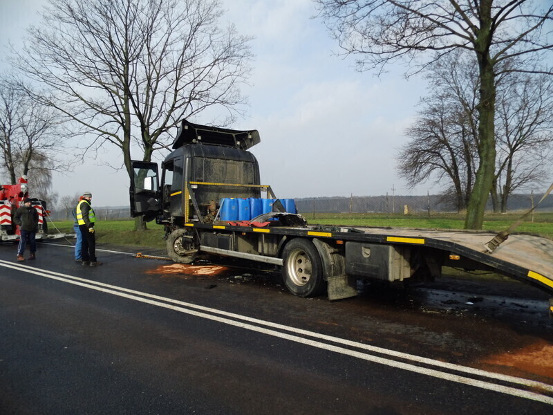 Zdjęcie 5: Wypadek w Srocku - kierowca walczy o życie [ZDJĘCIA]