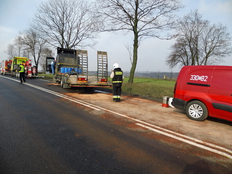 Zdjęcie 6: Wypadek w Srocku - kierowca walczy o życie [ZDJĘCIA]