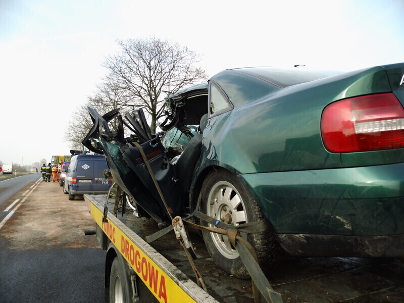Zdjęcie 8: Wypadek w Srocku - kierowca walczy o życie [ZDJĘCIA]