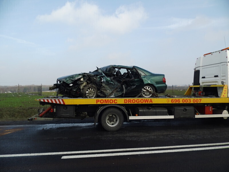 Zdjęcie 9: Wypadek w Srocku - kierowca walczy o życie [ZDJĘCIA]