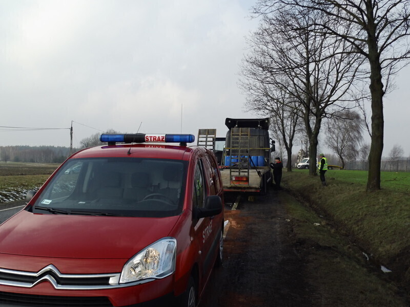 Zdjęcie 12: Wypadek w Srocku - kierowca walczy o życie [ZDJĘCIA]