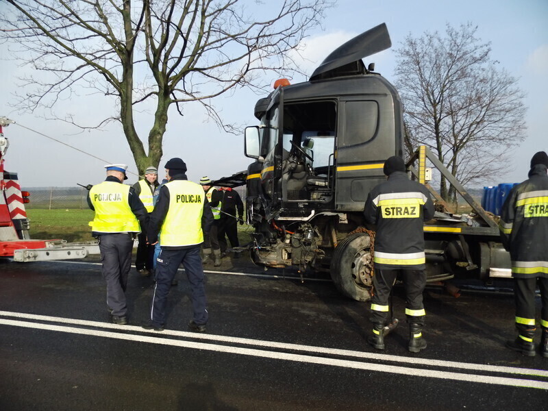 Zdjęcie 13: Wypadek w Srocku - kierowca walczy o życie [ZDJĘCIA]