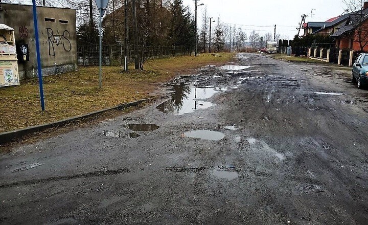 Zdjęcie 1: Osiedle Wierzeje. Błoto i dziury naprzeciw kościoła