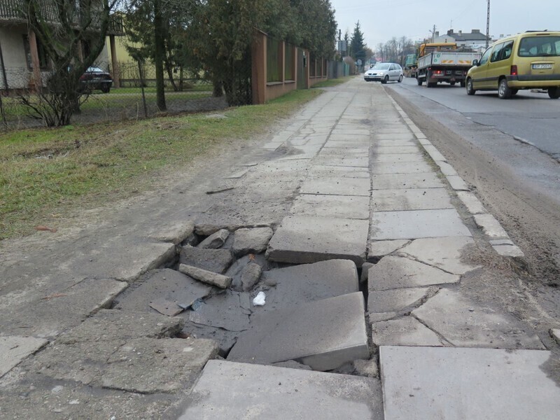 Zdjęcie 2: Uwaga na zapadnięty chodnik na ul. Śląskiej! 