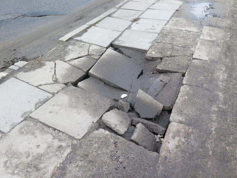 Zdjęcie 3: Uwaga na zapadnięty chodnik na ul. Śląskiej! 